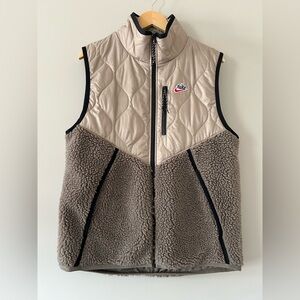 Nike Quilted Sherpa Vest pockets beige brown black winter fall layer outdoorsy